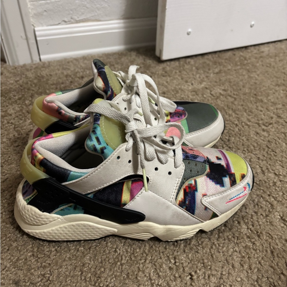 Women’s Nike Air Huarache SE "Pixel” size 7.5